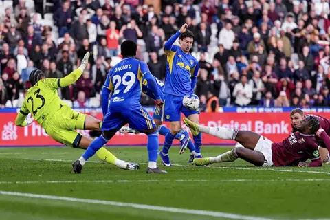 رغم إصرار وست هام.. ليدز يونايتد يحسم التأهل لنصف نهائي كأس إنجلترا بركلات الترجيح